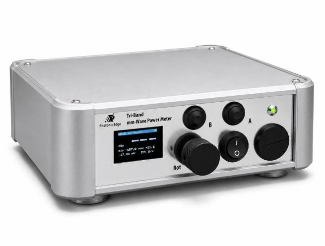 Tri-Band mm-Wave Power Meterの前面。カラーLCDとロータリーエンコーダを備える