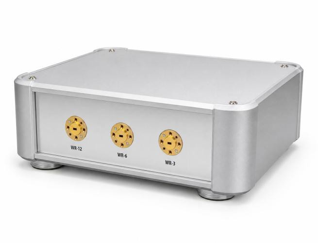 Tri-Band mm-Wave Power Meterの導波管ポート面。WR-10、WR-6、WR-3の3ポートを搭載